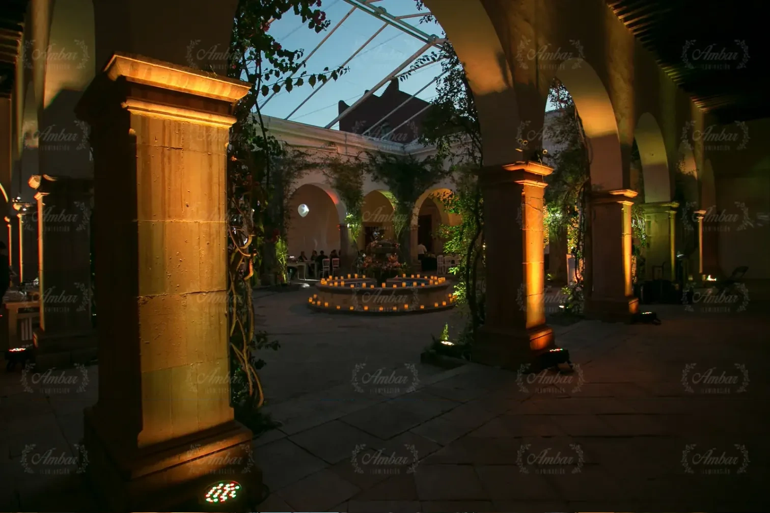Arcos y columnas de cantera iluminados desde el piso