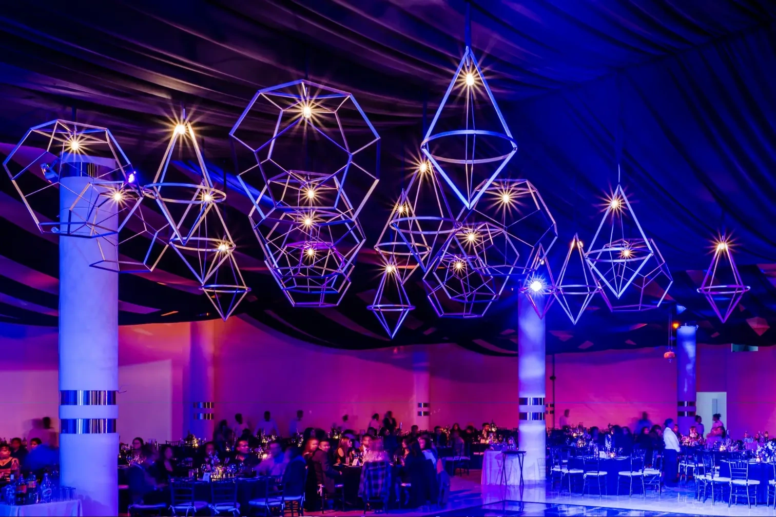 Figuras geométricas de luz suspendidas en un salón