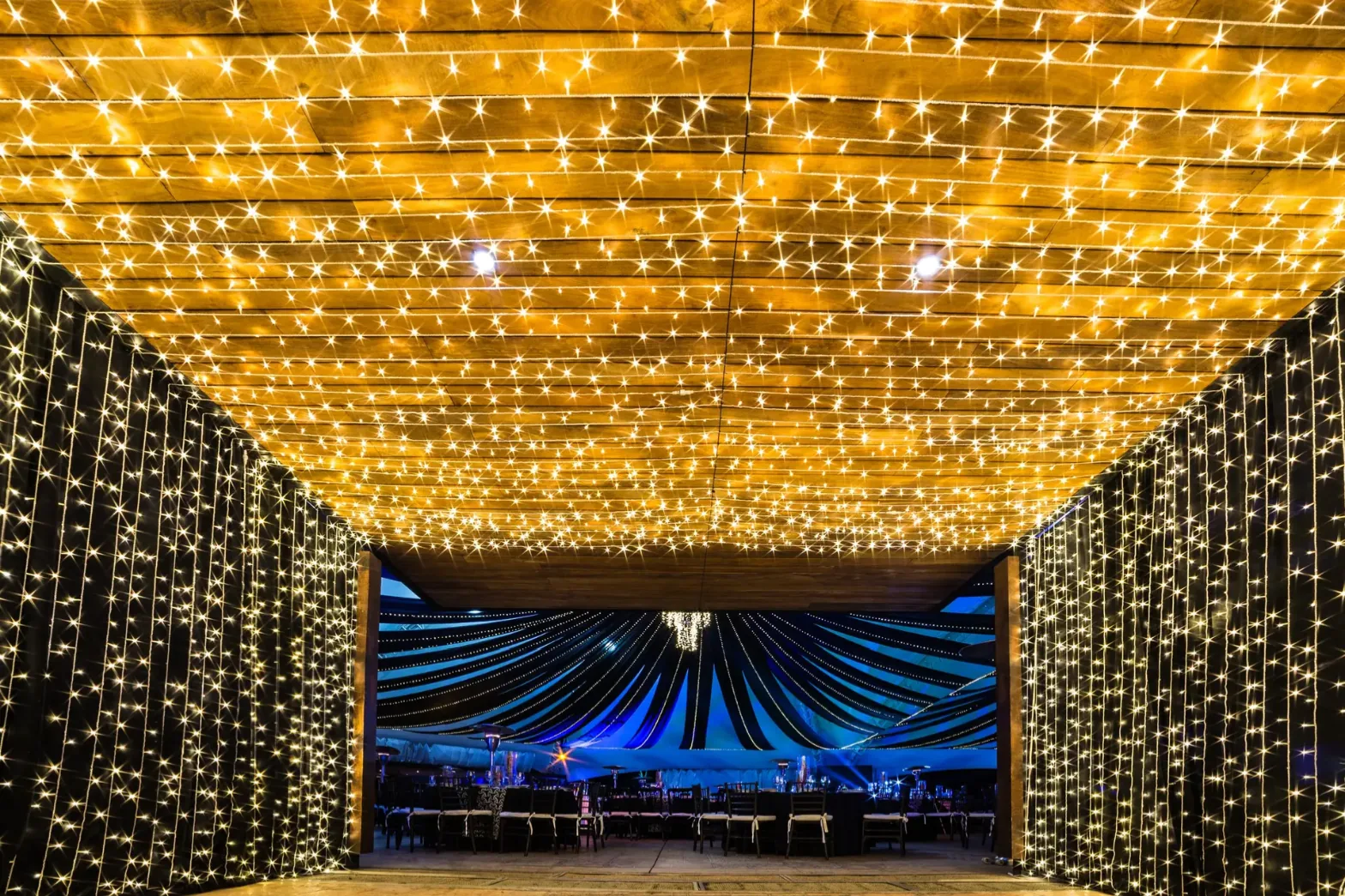 Techo de luces sobre madera a la entrada de un salón